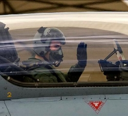 El Príncipe de Asturias, en la cabina del C-16 (Eurofighter), momentos antes del despegue