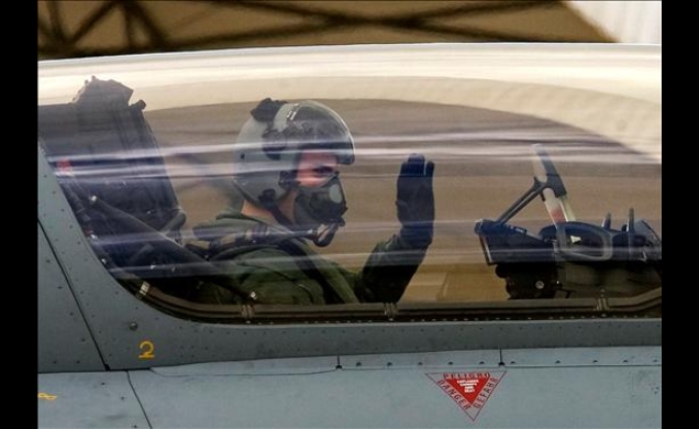 El Príncipe de Asturias, en la cabina del C-16 (Eurofighter), momentos antes del despegue
