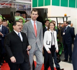 Don Felipe y Doña Letizia, acompañados por el presidente de la Feria de Zaragoza
