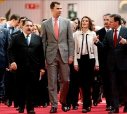 Los Príncipes de Asturias atienden a las explicaciones del presidente de Aragón, Marcelino Iglesias