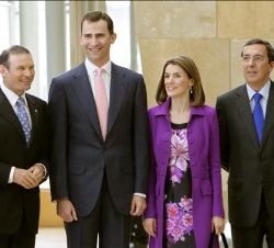 Sus Altezas Reales, con el lehendakari del Gobierno Vasco y el diputado general de Vizcaya