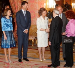 Sus Majestades y Sus Altezas Reales reciben el saludo del poeta argentino Juan Gelman y su esposa