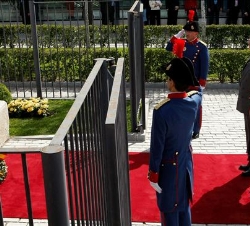 Sus Majestades, en la ofrenda floral ante el monumento a los alcaldes de Móstoles