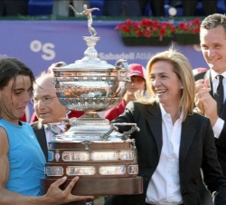 Rafael Nadal recibe el trofeo de ganador de manos de Doña Cristina, en presencia de Don Iñaki Urdangarin y del presidente de la Generalitat de Cataluñ