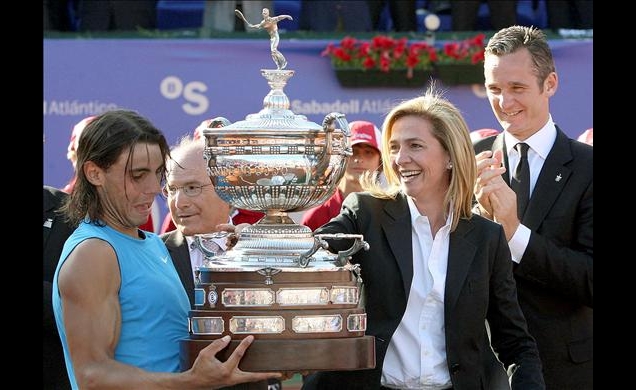 Rafael Nadal recibe el trofeo de ganador de manos de Doña Cristina, en presencia de Don Iñaki Urdangarin y del presidente de la Generalitat de Cataluñ