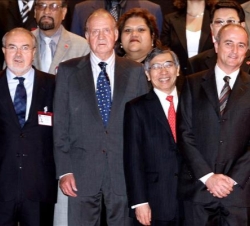 Su Majestad, junto al vicepresidente segundo del Gobierno y ministro de Economía y Hacienda, Pedro Solbes, el ministro de Industria, Turismo y Comerci
