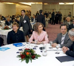 La Reina, con el delegado del Gobierno en la Comunidad Autónoma de Cataluña, Joan Rangel, el consejero de Educación de la Generalitat de Cataluña, Ern