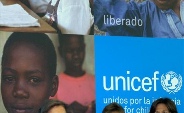 Doña Sofía, en la mesa presidencial, junto a la directora ejecutiva de UNICEF, Ann Veneman, y la presidenta del Comité Español de UNICEF, Consuelo Cre