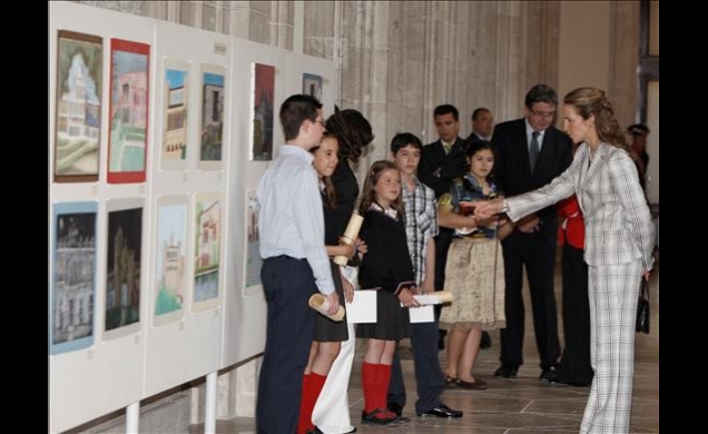 Su Alteza Real la Infanta Doña Elena conversa con los niños ganadores de la XVII edición del concurso de pintura infantil y juvenil de Patrimonio Naci