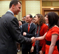 Don Felipe saluda a una de las asistentes a la recepción a la colonia española afincada en Polonia