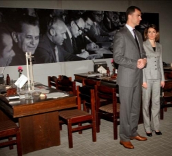 Sus Altezas Reales, durante su visita al Museo de la Solidaridad