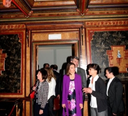 Doña Letizia y Maria Kaczynska, en su recorrido por el Palacio Museo Wilanow