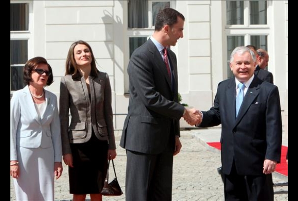 Recibimiento de los Príncipes de Asturias por parte del Presidente Kaczynski y su esposa en el Palacio Presidencial