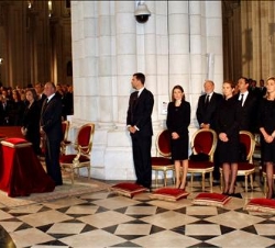 Los Reyes, los Príncipes, las Infantas Doña Elena y Doña Cristina y Don Iñaki Urdangarin, durante el funeral