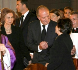 Sus Majestades dan el pésame a la viuda de Leopoldo Calvo-Sotelo, Pilar Ibáñez-Martín