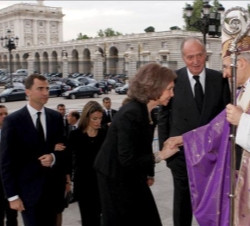 Saludo de Don Juan Carlos y Doña Sofía al cardenal arzobispo de Madrid, a su llegada a la Catedral de la Almudena