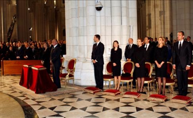 Los Reyes, los Príncipes, las Infantas Doña Elena y Doña Cristina y Don Iñaki Urdangarin, durante el funeral