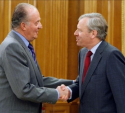 Saludo entre Don Juan Carlos y el el Secretario General de la OTAN, Jaap de Hoop Scheffer
