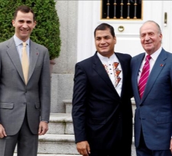 Don Juan Carlos y Don Felipe junto al Presidente de la República de Ecuador