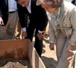 Doña Sofía observa una de las tortugas con el sistema de seguimiento por GPS instalado