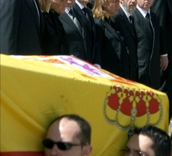 Don Felipe y Doña Letizia, a la llegada del féretro a la Catedral