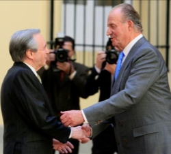 Su Majestad el Rey recibe el saludo del presidente de Cotec, José Ángel Sanchez Asiaín