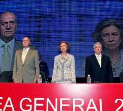 Los Reyes, en la mesa presidencial, junto a la presidenta de la Comunidad de Madrid, el presidente de CEIM y el alcalde de la ciudad