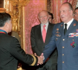 Don Juan Carlos, durante el saludo a los agregados de Defensa, Militares, Navales y Aéreos extranjeros acreditados en España