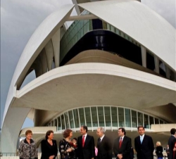 Doña Sofía, junto al resto de autoridades, en el exterior del Palau de les Arts Reina Sofía