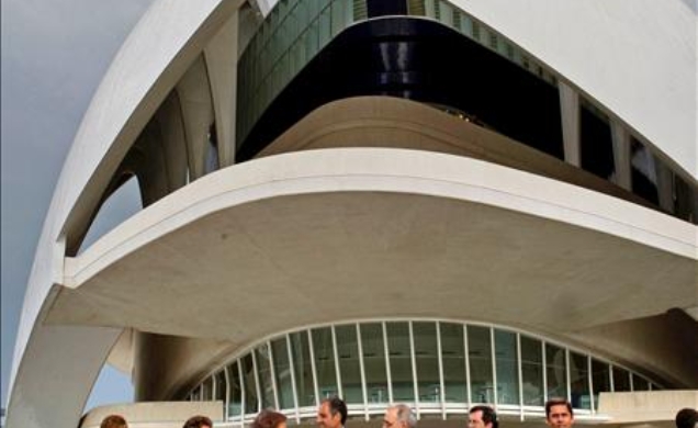 Doña Sofía, junto al resto de autoridades, en el exterior del Palau de les Arts Reina Sofía