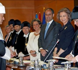 Su Majestad la Reina, acompañada por el presidente de la Generalitat, Francisco Camps, la alcaldesa de Valencia, Rita Barberá, y el rector de la Unive