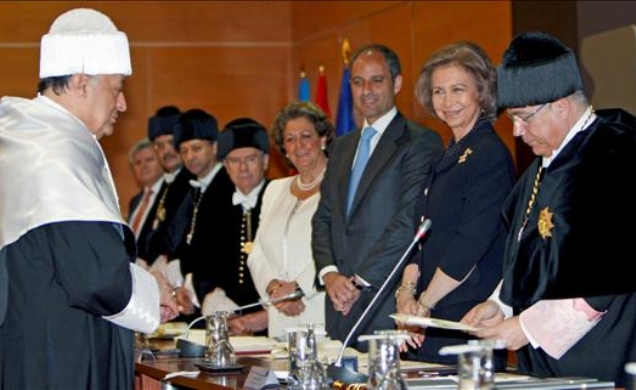 Su Majestad la Reina, acompañada por el presidente de la Generalitat, Francisco Camps, la alcaldesa de Valencia, Rita Barberá, y el rector de la Unive