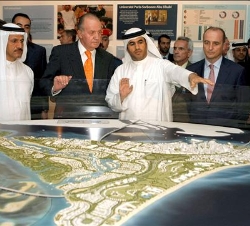 El Rey, acompañado por el ministro de Industria, Turismo y Comercio, durante su visita a la exposición sobre la Isla Saadiyat
