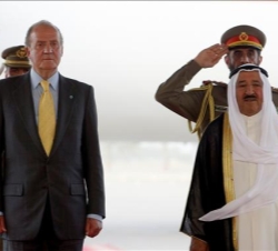 Su Majestad el Rey con el Emir de Kuwait, el Jeque Sabah Al-Ahmad Al-Jaber Al Sabah a su llegada al aeropuerto de la capital kuwaití