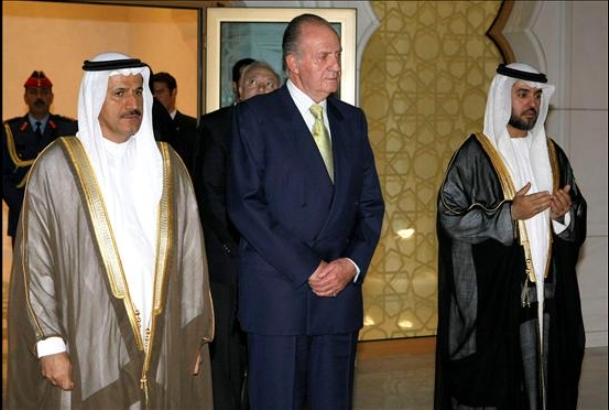 Su Majestad el Rey, durante su visita al mausoleo en memoria del Jeque Zayed bin Sultan Al Nahyan