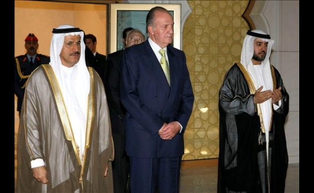 Su Majestad el Rey, durante su visita al mausoleo en memoria del Jeque Zayed bin Sultan Al Nahyan