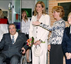 Su Alteza Real, con la presidenta de la Comunidad de Madrid, la secretaria de Estado de Política Social, Familia y Atención a la Discapacidad y el pre