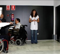 Doña Cristina, en la sala multiusos, durante su recorrido por las instalaciones
