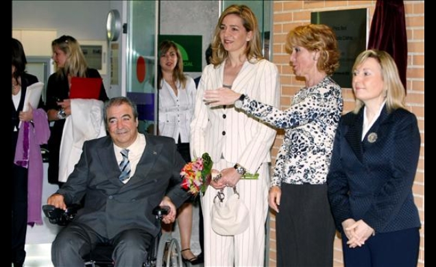 Su Alteza Real, con la presidenta de la Comunidad de Madrid, la secretaria de Estado de Política Social, Familia y Atención a la Discapacidad y el pre
