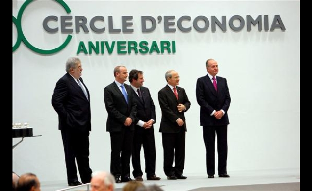 Don Juan Carlos con el presidente del Círculo de Economía, José Manuel Lara, el ministro de Industria, Comercio y Turismo, Miguel Sebastián, el alcald