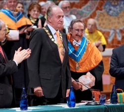 Su Majestad el Rey, junto al presidente de la Generalitat de Cataluña y el presidente de la Real Academia de Doctores de Cataluña, recibe el aplauso d