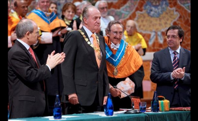 Su Majestad el Rey, junto al presidente de la Generalitat de Cataluña y el presidente de la Real Academia de Doctores de Cataluña, recibe el aplauso d
