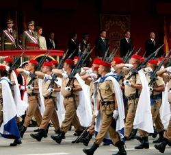 Sus Majestades los Reyes y Sus Altezas Reales los Príncipes de Asturias en la tribuna durante el desfile