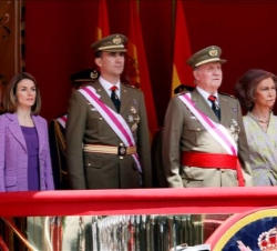 Don Juan y Doña Sofía junto a Don Felipe y a Doña Letizia en la tribuna