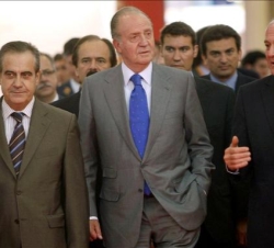 Don Juan Carlos acompañado por el ministro de Trabajo, Celestino Corbacho, y Enrique Lacalle, durante la inauguración