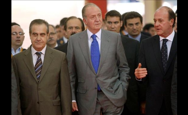 Don Juan Carlos acompañado por el ministro de Trabajo, Celestino Corbacho, y Enrique Lacalle, durante la inauguración
