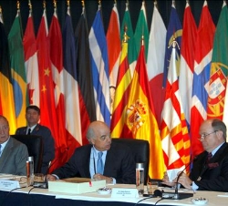 Don Juan Carlos, el presidente de la Conferencia Monetaria Internacional y del BBVA, Francisco González, y el ex presidente de esta entidad Walter Kie