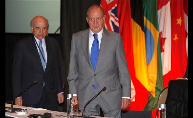 Don Juan Carlos acompañado del presidente del BBVA, Francisco González, al inicio del acto de inauguración de la Conferencia Monetaria Internacional (