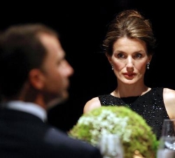 Sus Altezas Reales los Príncipes de Asturias en la mesa presidencial momentos antes de dar comienzo la cena