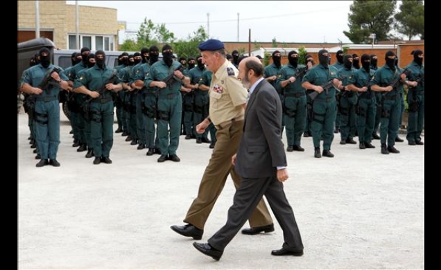 Su Majestad el Rey junto al ministro del Interior durante la visita a la Unidad Espacial de Intervención (UEI) de la Guardia Civil